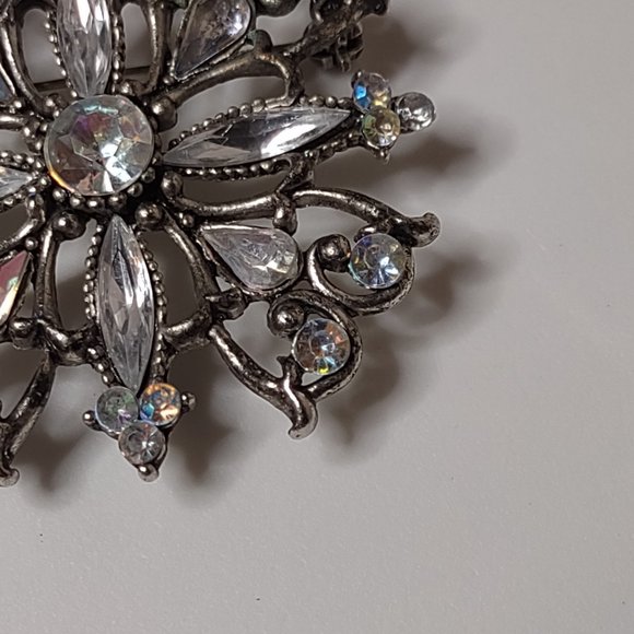 Pretty Vintage Metal And Plastic Brooch - Picture 7 of 11